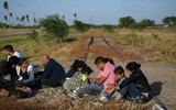 [ẢNH] Những khoảnh khắc xúc động của dòng người nhập cư ở biên giới Mỹ - Mexico